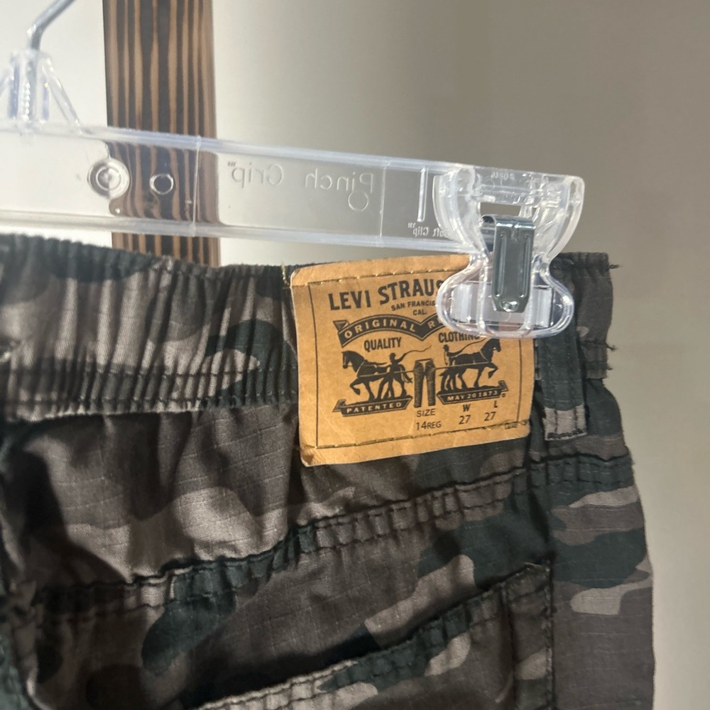 Leviโs Camouflage Jogger Pants | Elastic Waist | Size Small (28โ) - Picture 6 of 8
